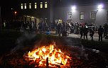 Das Feuer war am Abklingen, die Partyg&auml;ste zogen sich langsam dorthin zur&uuml;ck, wo die Musik spielte.  (Foto: Jochen Miche)