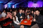 Gewichtiger Gast zum Oktoberfest im Autohaus Peter (Foto: AHP/Fischer) Gewichtiger Gast zum Oktoberfest im Autohaus Peter (Foto: AHP/Fischer)