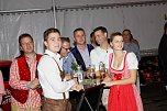 Gewichtiger Gast zum Oktoberfest im Autohaus Peter (Foto: AHP/Fischer) Gewichtiger Gast zum Oktoberfest im Autohaus Peter (Foto: AHP/Fischer)