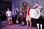 Gewichtiger Gast zum Oktoberfest im Autohaus Peter (Foto: AHP/Fischer) Gewichtiger Gast zum Oktoberfest im Autohaus Peter (Foto: AHP/Fischer)