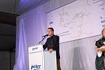 Gewichtiger Gast zum Oktoberfest im Autohaus Peter (Foto: AHP/Fischer) Gewichtiger Gast zum Oktoberfest im Autohaus Peter (Foto: AHP/Fischer)