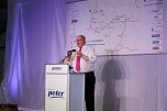 Gewichtiger Gast zum Oktoberfest im Autohaus Peter (Foto: AHP/Fischer) Gewichtiger Gast zum Oktoberfest im Autohaus Peter (Foto: AHP/Fischer)