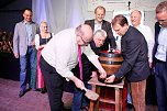 Gewichtiger Gast zum Oktoberfest im Autohaus Peter (Foto: AHP/Fischer) Gewichtiger Gast zum Oktoberfest im Autohaus Peter (Foto: AHP/Fischer)