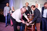 Gewichtiger Gast zum Oktoberfest im Autohaus Peter (Foto: AHP/Fischer) Gewichtiger Gast zum Oktoberfest im Autohaus Peter (Foto: AHP/Fischer)