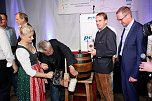 Gewichtiger Gast zum Oktoberfest im Autohaus Peter (Foto: AHP/Fischer) Gewichtiger Gast zum Oktoberfest im Autohaus Peter (Foto: AHP/Fischer)
