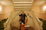 Als Wilhelm von Humboldt und seine spätere Frau Caroline von Dacheröden den barocken Treppenaufgang des Schlosses in Hettstedt-Burgörner nutzten, gab es diese um 1590 in Eisleben entstandene Figur bereits, nur nicht hier im Haus: Kamerad Martin, Rechtssymbol der Eisleber Neustadt und Sinnbild des Bergbaus. (Foto: Jochen Miche) Als Wilhelm von Humboldt und seine spätere Frau Caroline von Dacheröden den barocken Treppenaufgang des Schlosses in Hettstedt-Burgörner nutzten, gab es diese um 1590 in Eisleben entstandene Figur bereits, nur nicht hier im Haus: Kamerad Martin, Rechtssymbol der Eisleber Neustadt und Sinnbild des Bergbaus. (Foto: Jochen Miche)