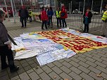 Demonstranten machten Druck (Foto: Harald Buntfu&szlig;)