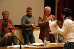 Eine B&uuml;rgerin konfrontiert den Gesch&auml;ftsf&uuml;hrer des Abwasserzweckverbandes, Andreas Gimpel, mit Fragen und Kritiken.  (Foto: Jochen Miche)