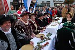 Schick anzusehen waren die G&auml;ste an der Geburtstagstafel des Reformators. (Foto: Jochen Miche)