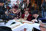 Die Tafel ist freigegeben. Die Schlacht am Kuchenb&uuml;fett darf beginnen. Ein Medienstar einst wie jetzt: Martin Luther. (Foto: Jochen Miche)