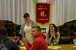 Es ist ihr peinlich, aber da muss sie durch: Mareille Richter erntet Dank f&uuml;r ihre Torte und die vielen guten Taten, mit denen sie den Verein schon unterst&uuml;tzt hat. (Foto: Jochen Miche)