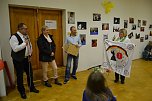 Gro&szlig;e Ehre: Als Privatgeschenk erhielt Sensei (Lehrerin) Claudia Franke (rechts) von den Stendalern Karsten Ullrich (links) und Kornelia Brasche ein Samureischwert geschenkt, als offizielle Auszeichnung bekam sie den 7. Dan zuerkannt und f&uuml;r den Verein von der Deutschen Jiu Jitsu Akademie eine neue Fahne. Weiter im Bild: Trainer Ren&egrave; Scholz. (Foto: Jochen Miche)