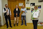 Die Vertreter der Deutschen Jiu Jitsu Akademie Karsten Ullrich und Kornelia Brasche waren nicht mit leeren H&auml;nden nach Hornburg gekommen. Unter anderem zeichneten sie Claudia Franke f&uuml;r ihre Leistungen als Stilbegr&uuml;nderin und Trainerin mit dem 7. Dan und der entsprechenden Urkunde aus. (Foto: Jochen Miche)