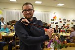 Auf seinem Los stand "Abschleppseil", &uuml;berreicht bekam er ein Schl&uuml;sselband, auf dem "Kampfkunstschule Osterhausen" steht. Chris Brodalla freute es. (Foto: Jochen Miche)