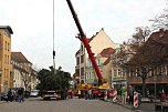 Ziel erreicht. Noch liegt er flach, der Hettstedter Weihnachtsbaum. Aber bereits heute Abend wird er die strahlende Erscheinung sein, ohne die ein weihnachtlich geschm&uuml;ckter Markt undenkbar ist. (Foto: Steffen Geilert)