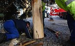Das anderthalb Meter tiefe Loch hat einen Durchmesser von 40 Zentimetern. Hier muss der Schaft des Baumes genau hineinpassen. (Foto: Jochen Miche)