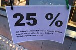 Mit Lichtern auf Gewalt gegen Frauen aufmerksam machen - auch heute trotze das Frauennetzwerk vor der Nordh&auml;user Marktpassage der Witterung (Foto: Angelo Glashagel)