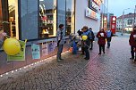 Mit Lichtern auf Gewalt gegen Frauen aufmerksam machen - auch heute trotze das Frauennetzwerk vor der Nordh&auml;user Marktpassage der Witterung (Foto: Angelo Glashagel)