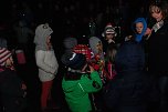 Ute Kr&auml;mer, Leiterin des Kinderhauses Sonnenschein in Hettstedt, hielt die Kinder mit lustigen Geschichten, Liedern und Fremdsprachentests bei der Stange, bis Feuermeister Spira einsatzbereit war. (Foto: Jochen Miche)