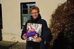 Brachte am Freitag einen ganzen Weihnachtsbeutel voller schöner Dinge, die Mädchenherzen erfreuen: Karin Paul. (Foto: Jochen Miche) Brachte am Freitag einen ganzen Weihnachtsbeutel voller schöner Dinge, die Mädchenherzen erfreuen: Karin Paul. (Foto: Jochen Miche)