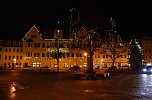 Immer wieder eine Freude: der Blick vorbei am Bergbaudenkmal hinüber zum Rathaus mit seinem auch abends belebten Ratskeller. (Foto: Jochen Miche) Immer wieder eine Freude: der Blick vorbei am Bergbaudenkmal hinüber zum Rathaus mit seinem auch abends belebten Ratskeller. (Foto: Jochen Miche)