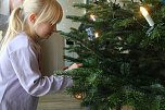 Weihnachtsbaumschm&uuml;cken im Service Center der EVN (Foto: Angelo Glashagel)