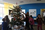 Weihnachtsbaumschm&uuml;cken im Service Center der EVN (Foto: Angelo Glashagel)