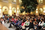 Vom Advenstkranz bis zum selbstgebackenen Pl&auml;tzchen konnte man auf dem Weihnachtsbasar der Nordh&auml;user Petersbergschule viel entdecken und naschen (Foto: Angelo Glashagel)