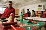 Vom Advenstkranz bis zum selbstgebackenen Pl&auml;tzchen konnte man auf dem Weihnachtsbasar der Nordh&auml;user Petersbergschule viel entdecken und naschen (Foto: Angelo Glashagel)