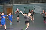 In der Nordh&auml;user Wiedigsburghalle trafen sich am Sonntag die im Schulprojekt Kinder von der Stra&szlig;e � Kommt wir spielen Handball aktiven M&auml;dchen und Jungen der 3. und 4. Grundschulklassen zum ersten Miniturnier im neuen Trainingsjahr. (Foto: Uwe Tittel)