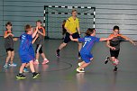 In der Nordh&auml;user Wiedigsburghalle trafen sich am Sonntag die im Schulprojekt Kinder von der Stra&szlig;e � Kommt wir spielen Handball aktiven M&auml;dchen und Jungen der 3. und 4. Grundschulklassen zum ersten Miniturnier im neuen Trainingsjahr. (Foto: Uwe Tittel)