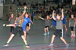 In der Nordh&auml;user Wiedigsburghalle trafen sich am Sonntag die im Schulprojekt Kinder von der Stra&szlig;e � Kommt wir spielen Handball aktiven M&auml;dchen und Jungen der 3. und 4. Grundschulklassen zum ersten Miniturnier im neuen Trainingsjahr. (Foto: Uwe Tittel)