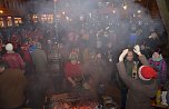 Feuerwehr, es qualmt! Der Rauch lie&szlig; Schlimmes erahnen, doch er r&uuml;hrte von etwas Leckerem her: von der Th&uuml;ringer Rostbratwurst auf dem Grill. Die Feuerwehr hatte jemand anderes gerufen: der Nikolaus. (Foto: Jochen Miche)