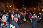 So weit das Auge an diesem dunklen Abend auf dem Markt reicht: Menschen &uuml;ber Menschen, die den Nikolaus erwarten. (Foto: Jochen Miche)