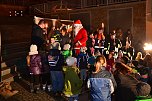 Den Sack f&uuml;r das Kinderhaus "Sonnenschein" musste die Chefin, Ute Kr&auml;mer, selbst abholen. Der war einfach zu gro&szlig; f&uuml;r die Einrichtung, in die weit mehr als 100 M&auml;dchen und Jungen gehen. (Foto: Jochen Miche)