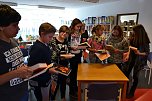 Die Buchhandlung "Die B&uuml;cherfee" und die Bibliothek spendierten nicht nur f&uuml;r die Siegerin, sondern auch f&uuml;r die Platzierten jeweils mehrere B&uuml;cher. Die B&uuml;cherfee legte zudem schicke 3D-Lesezeichen dazu. (Foto: Jochen Miche)