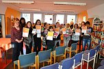 Niemand ging dank der Spendierfreude von Buchh&auml;ndlerin und Bibliothekarinnen leer nach Hause. Der Vorlesewettbewerb hatte sich auch in diesem Punkt f&uuml;r jeden Sch&uuml;ler gelohnt. (Foto: Jochen Miche)