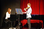 Verzauberten ihr Publikum im großen Haus des Theaters mit Klassik: die Geschwister Sophie und Clemens Porsche von der Kreismusikschule. (Foto: Jochen Miche) Verzauberten ihr Publikum im großen Haus des Theaters mit Klassik: die Geschwister Sophie und Clemens Porsche von der Kreismusikschule. (Foto: Jochen Miche)