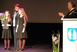 In den Armen der Leiterin der Kreismusikschule, Peggy Bitterolf, lassen Henriette Kotzur und Antonia Jacob den Applaus des Publikum und der Eisleber Oberbürgermeisterin über sich ergehen. (Foto: Jochen Miche) In den Armen der Leiterin der Kreismusikschule, Peggy Bitterolf, lassen Henriette Kotzur und Antonia Jacob den Applaus des Publikum und der Eisleber Oberbürgermeisterin über sich ergehen. (Foto: Jochen Miche)