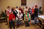 Sie nahmen die Aufforderung mit einem L&auml;cheln: Bitte aufstellen oder hinsetzen f&uuml;r ein Gruppenfoto - die Arnstedter Handarbeitsfrauen, die allj&auml;hrlich zum Tag des offenen Denkmals im September Ausstellungen organisieren und seit Jahren Geld f&uuml;r die Kirchenfenster sammeln. (Foto: Jochen Miche)