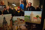 Das geht nicht nur in Hettstedt, aber da klappt es immer wieder besonders gut: Gutes tun und nicht nur sich selbst eine Freude bereiten. Eduard Jantos (links) und Danny Kavalier ersteigerten am 18. Dezember 2015 Bilder der K&uuml;nstlerin Brigitta Mehwald (Mitte), die die H&auml;lfte des Erl&ouml;ses der Hettstedter Kinderp&auml;ckchenaktion und eine aufgerundete H&auml;lfte ihrer Arnstedter Kirche spendierte. (Foto: Jochen Miche)