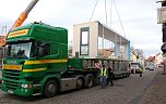 Zeitweise wurde der Freimarkt in Hettstedt heute zum Nadel&ouml;hr. Auf Tiefladern wurden die Module herantransportiert. Das wir noch eine knappe Woche so weitergehen (Foto: Jochen Miche)