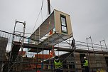 Etwas Handarbeit wird noch beim Steuern des Bauk&ouml;rpers ben&ouml;tigt: Ein Mann h&auml;lt mit Hilfe eines Strickes die Richtung. (Foto: Jochen Miche)