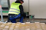 Millimeterweise senkt sich das Modul, bis es genau am vorherbestimmten Ort steht. Sp&auml;ter wird im Haus niemand mehr merken, dass hier nach zwei Seiten offene Kartons aneinandergef&uuml;gt wurden. (Foto: Jochen Miche)