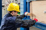 Auf dem Pr&uuml;fstand wird getestet, wie gut die Riegel und Schl&ouml;sser Einbruchsversuchen mit Werkzeug trotzen. (Foto: Stiftung Warentest)