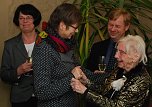 Pfarrerin Iris Hellmich brachte einen kleinen Luther als Geschenk mit. Frau Weser ist Kirchenmitglied seit ihrer Taufe - also seit 95 Jahren. (Foto: Jochen Miche)