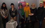 Wer m&ouml;chte nicht am Eingang zum gro&szlig;en Saal von solchen Sch&ouml;nheiten begr&uuml;&szlig;t werden? Ach, k&ouml;nnte nicht immer Karneval sein? (Foto: Jochen Miche)