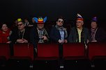 Bevor der Saal sich f&uuml;llte, lie&szlig; diese fr&ouml;hliche Truppe bereits ahnen, was diesen Abend im Theater abgehen w&uuml;rde: die (Faschings)Post! (Foto: Jochen Miche)