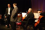 Nichts vermochte Dirigent Hartmut Keil oder seine Musiker aus der Fassung zu bringen, h&ouml;chstens zum Lachen, wof&uuml;r der Moderator, "Hausmeister" Reinhard Straube, sorgte.  (Foto: Jochen Miche)