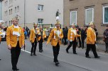 N&auml;rrinnen und Narren trotzen Wetter (1) (Foto: Karl-Heinz Herrmann)